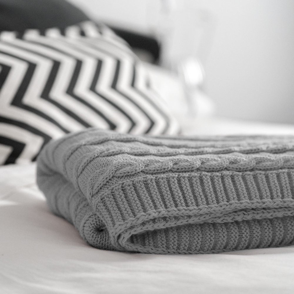 Knitted blanket | "3er"Design. Light gray