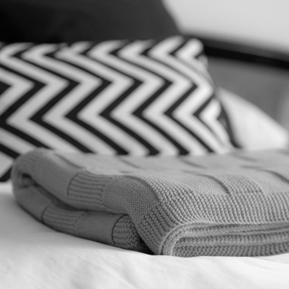Knitted blanket | Checkered. Light gray