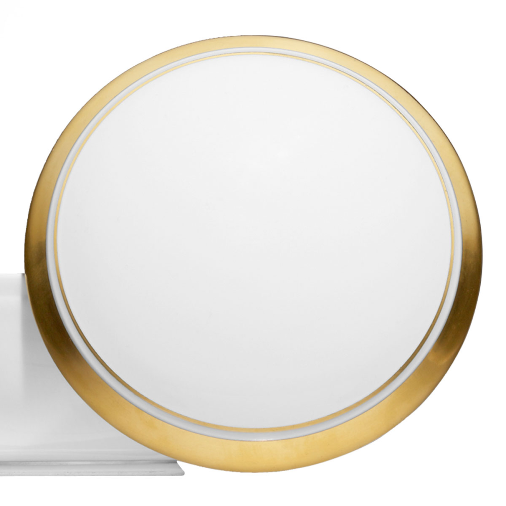 Porcelain box with a wide platinum rim